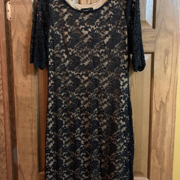 Black Lace Short Sleeve Dress - Picture 5 of 5